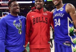 吃瓜篮球欧文图片,尽显巨星风范