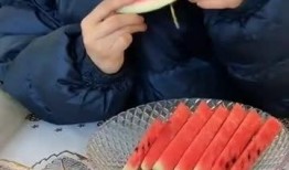 娱乐吃瓜君奶狗,娱乐吃瓜君的甜蜜瓜田之旅