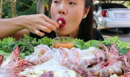 美女吃辣腌瓜,美女挑战辣腌瓜，舌尖上的美味冒险