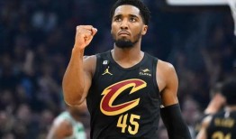 吃瓜篮球欧文图片,尽显巨星风范