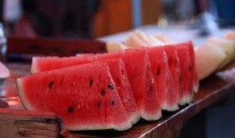 喀什巴扎吃瓜,瓜果飘香，尽享丝路风情