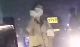 商场阿姨吃瓜,揭秘生活中的小确幸