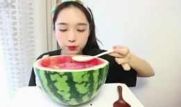 女生课堂吃瓜,女生课堂的欢乐食瓜时光