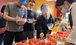 商场阿姨吃瓜,揭秘生活中的小确幸