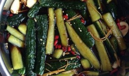 美女吃辣腌瓜,美女挑战辣腌瓜，舌尖上的美味冒险