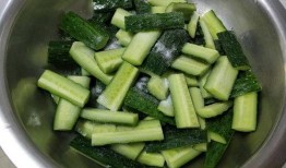 美女吃辣腌瓜,美女挑战辣腌瓜，舌尖上的美味冒险