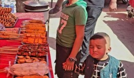 喀什巴扎吃瓜,瓜果飘香，尽享丝路风情