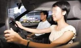 女孩开车吃瓜视频,女孩驾车吃瓜，意外走红网络